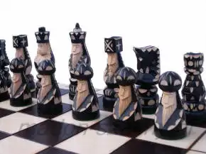 Pezzi degli scacchi intagliati a mano