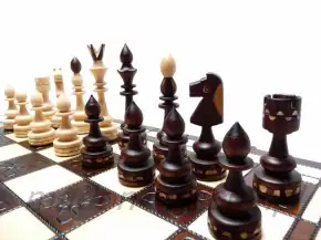 Set di scacchi artistico in legno